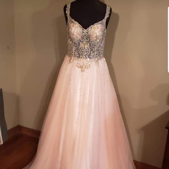 Formal gown - Picture 1 of 4